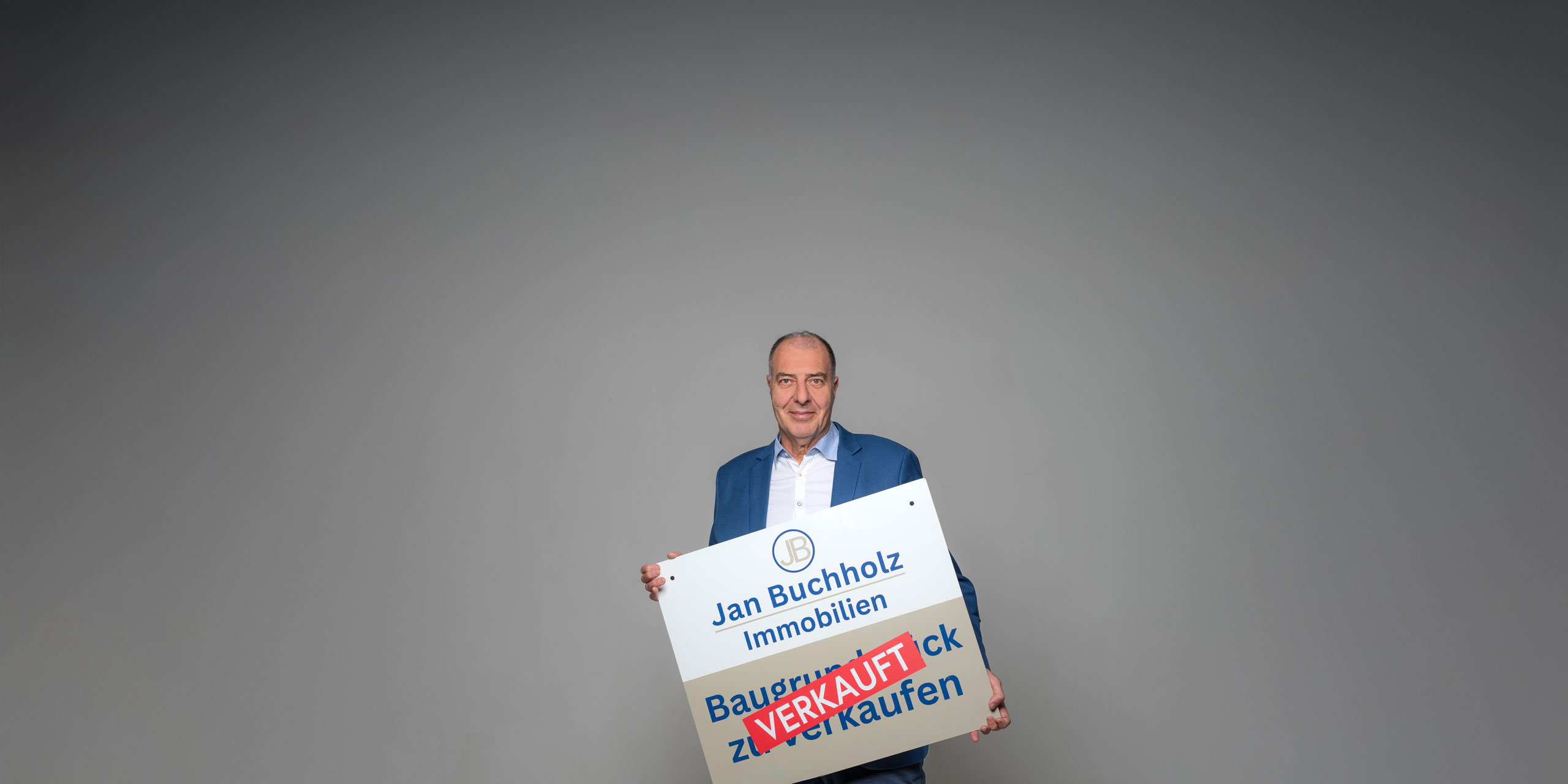 Jan Buchholz mit Schild