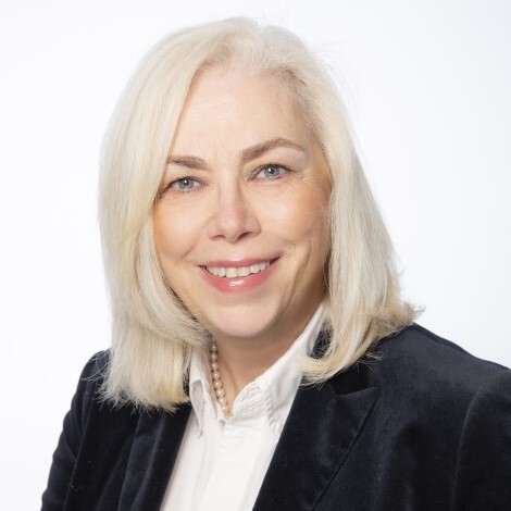 Lächelnde Frau Jansen mit Blick in die Kamera.