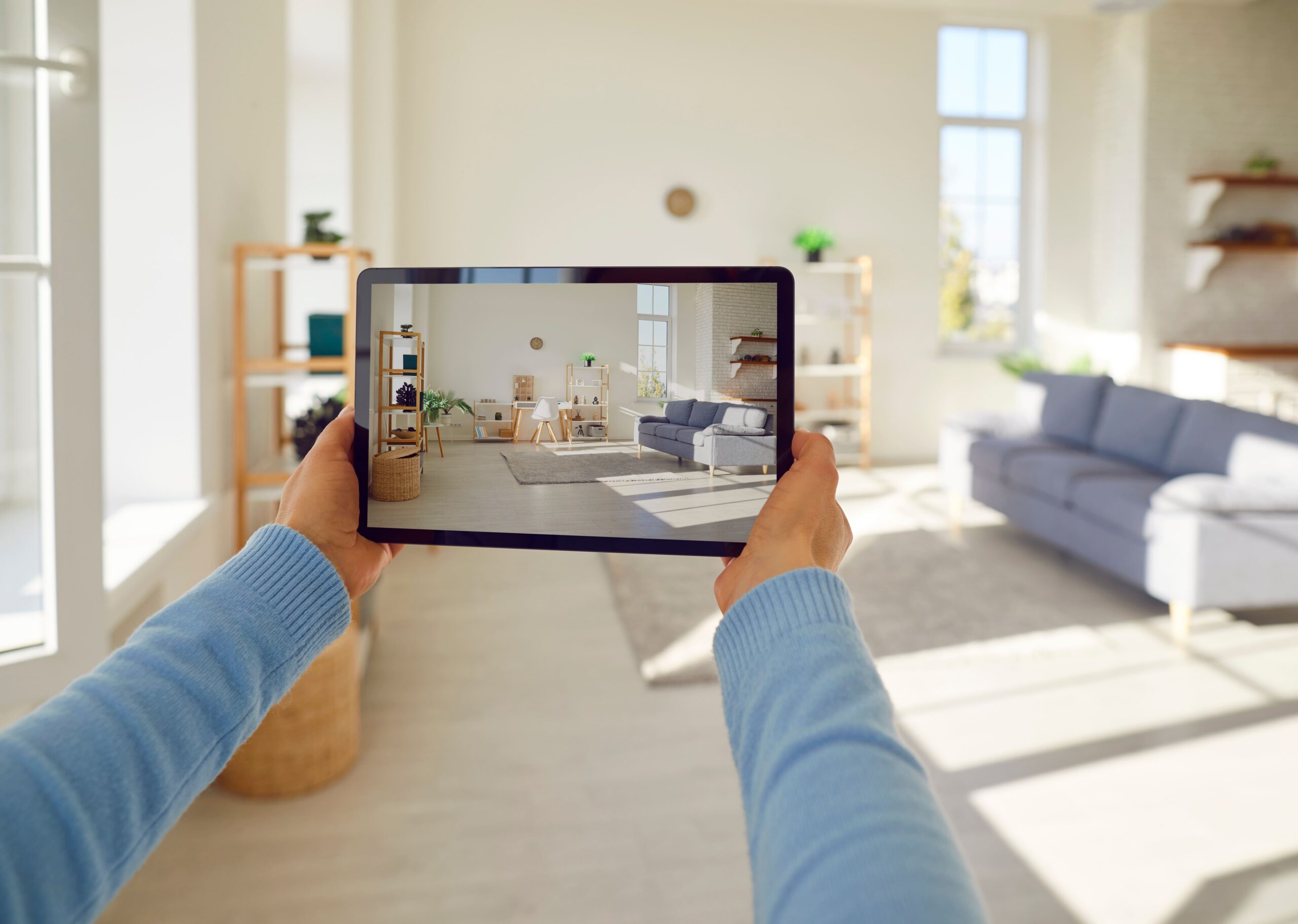 Eine Frau macht professionelle Fotos einer Immobilie
