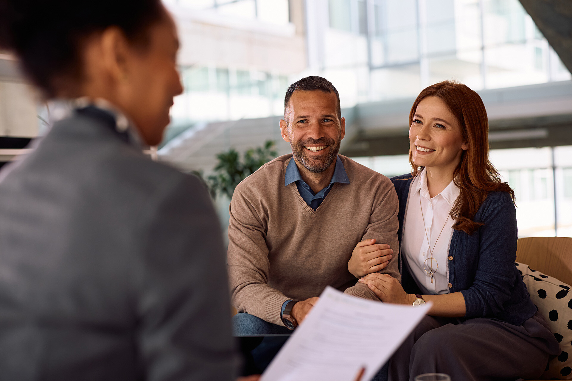 Maklerin berät glückliches Paar
