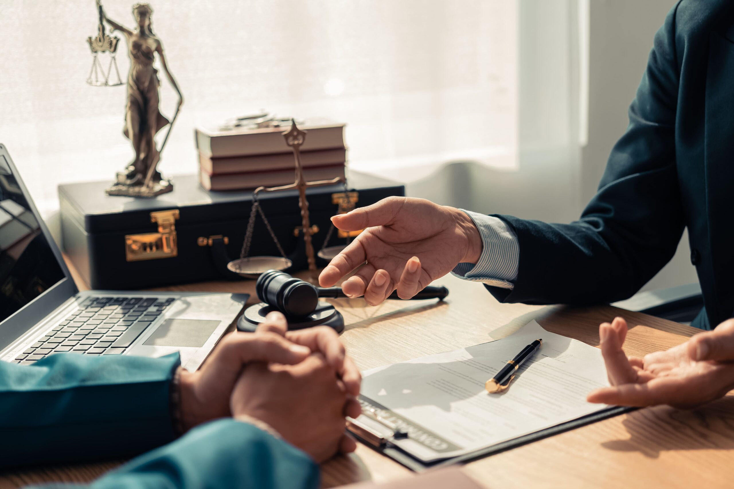 ein-beratungsgespraech-zu-rechtlichen-vorgaben