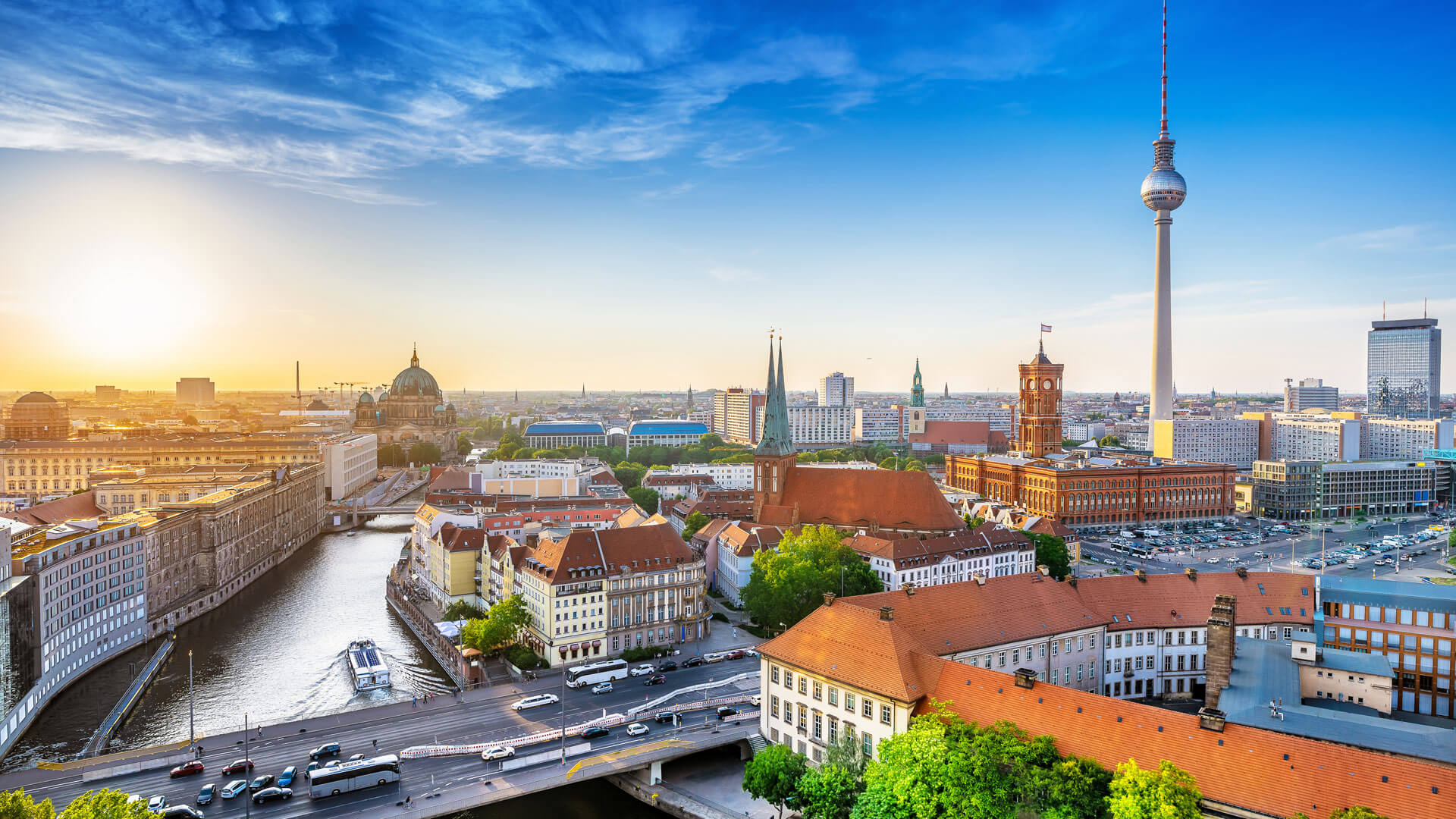 Berlin mit Fernsehturm bei Sonnenuntergang.