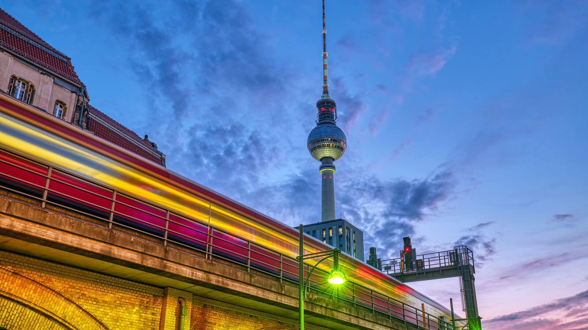 Berliner Fernsehturm in der Abenddämmerung