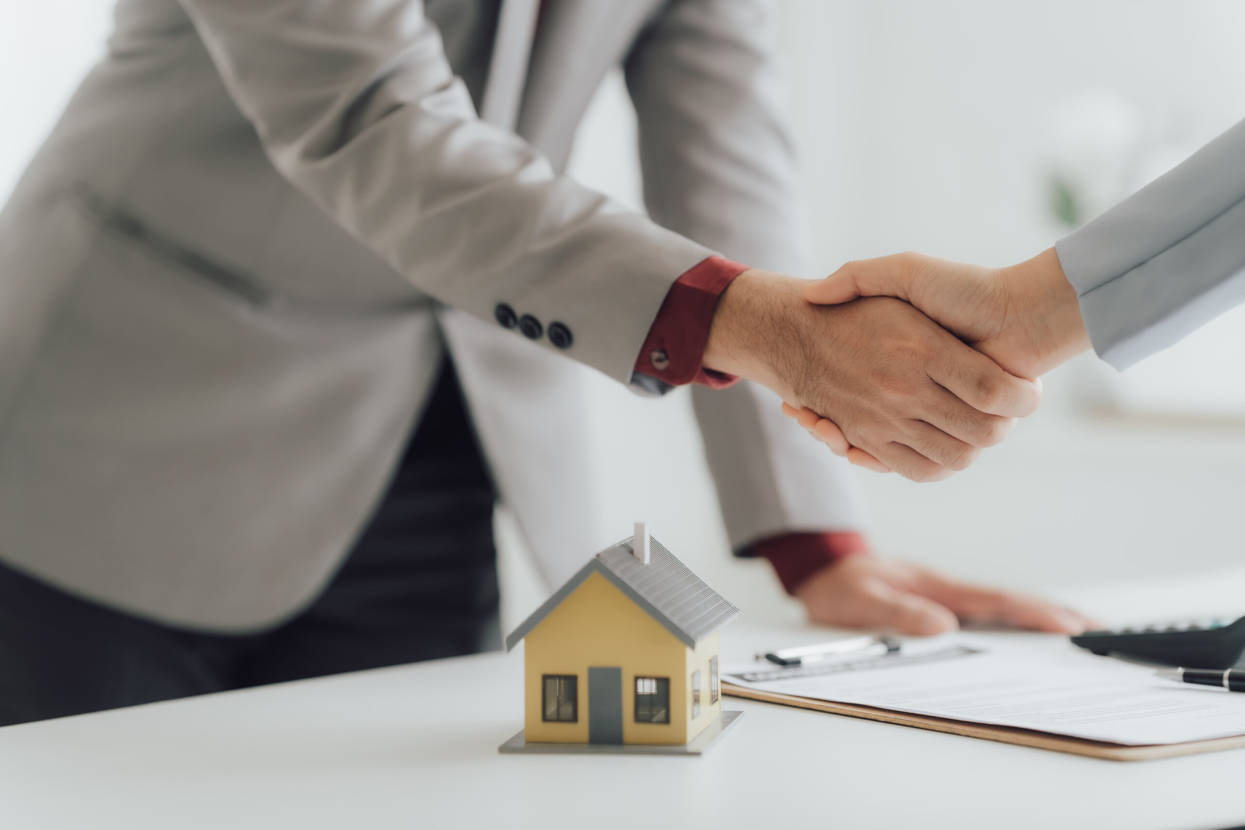 Männer geben sich die Hände