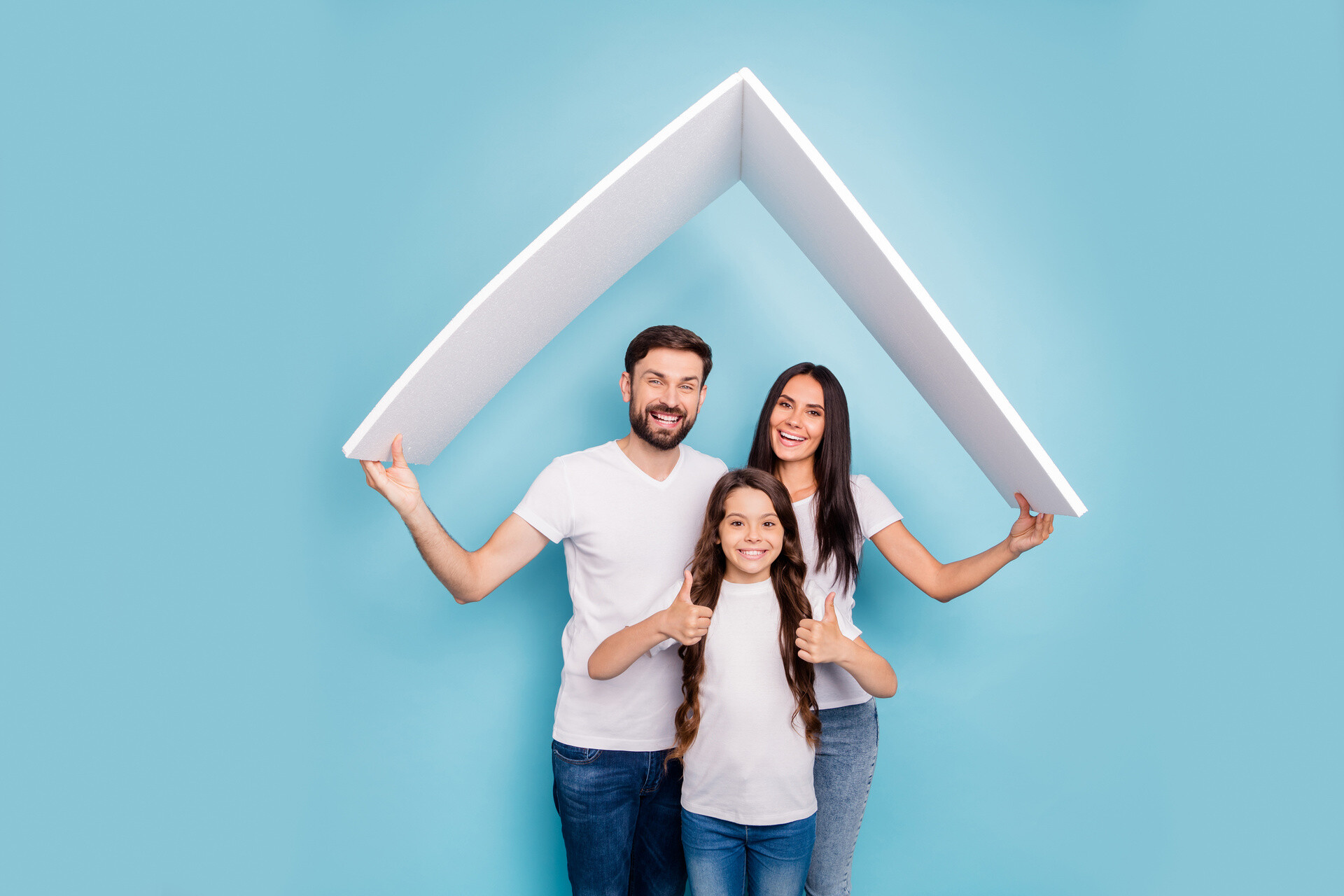 Familie hält Pappdach hoch