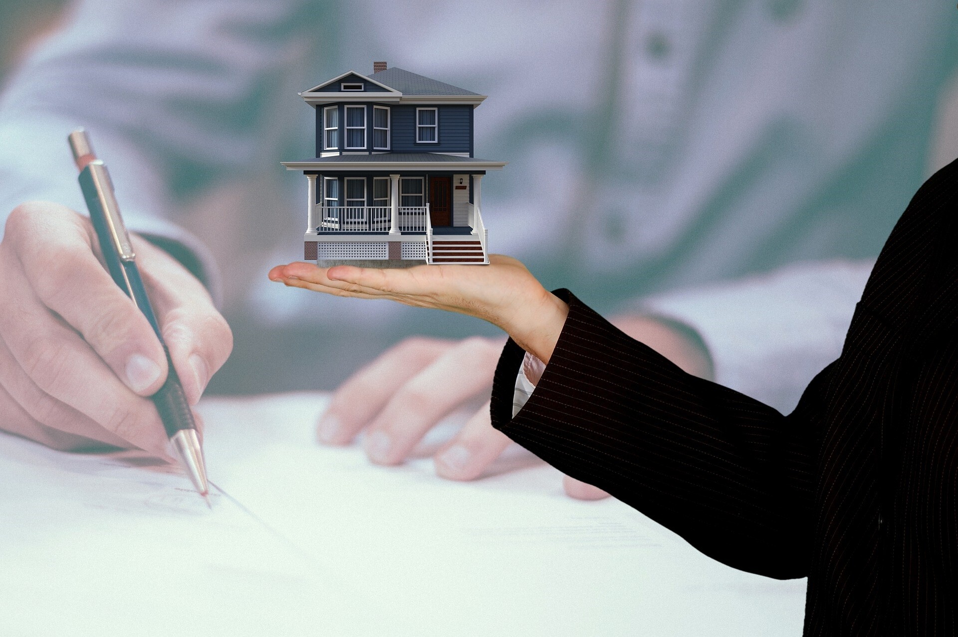 Modellhaus in Hand
