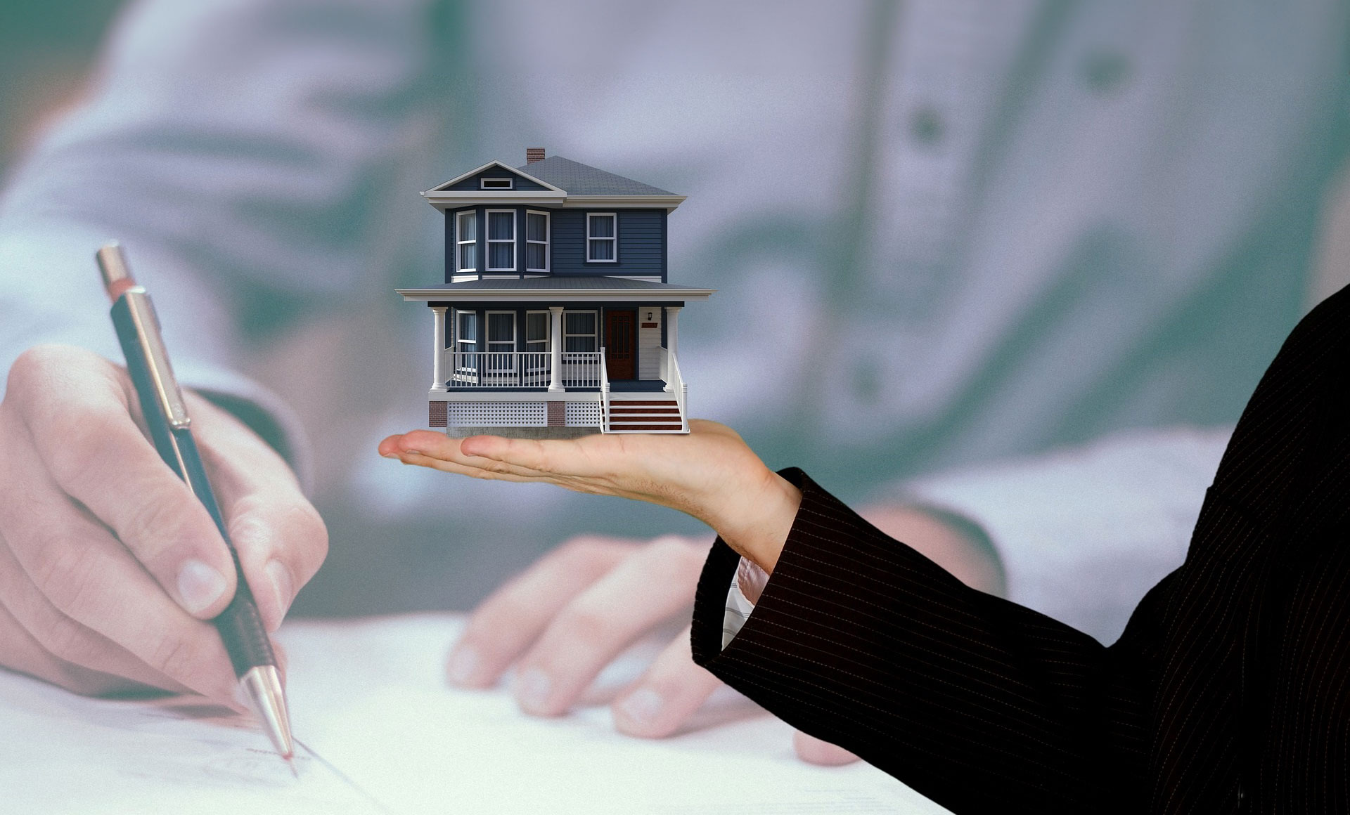 Modellhaus in Hand
