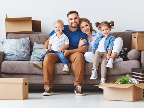 Glückliche Familie mit Umzugskartons
