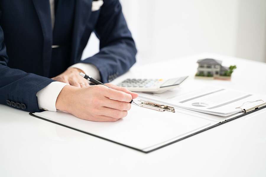 Makler mit Verkaufsdokumenten