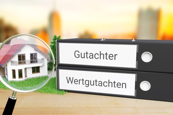 Aktenordner mit der Aufschrift Gutachter und Wertgutachten