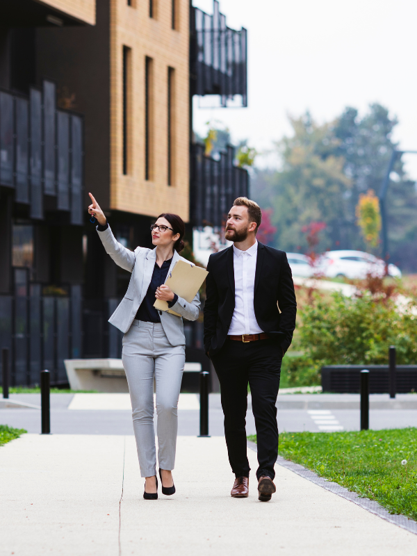 Besichtigung einer Immobilie und deren Umgebung