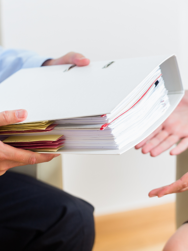 Überreichung eines Ordners mit Unterlagen des Gutachtens