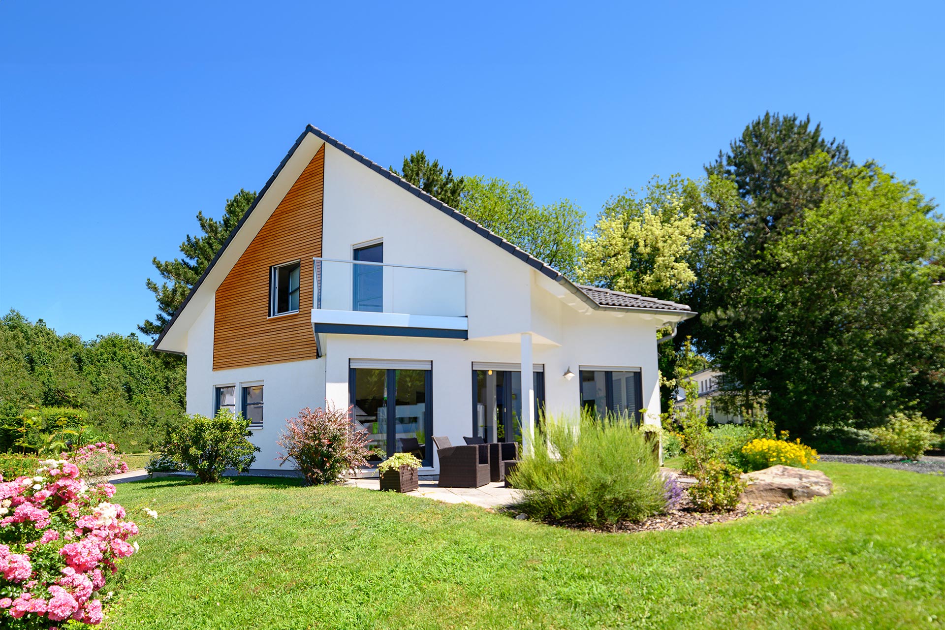 Modernes Einfamilienhaus mit Garten und Beeten