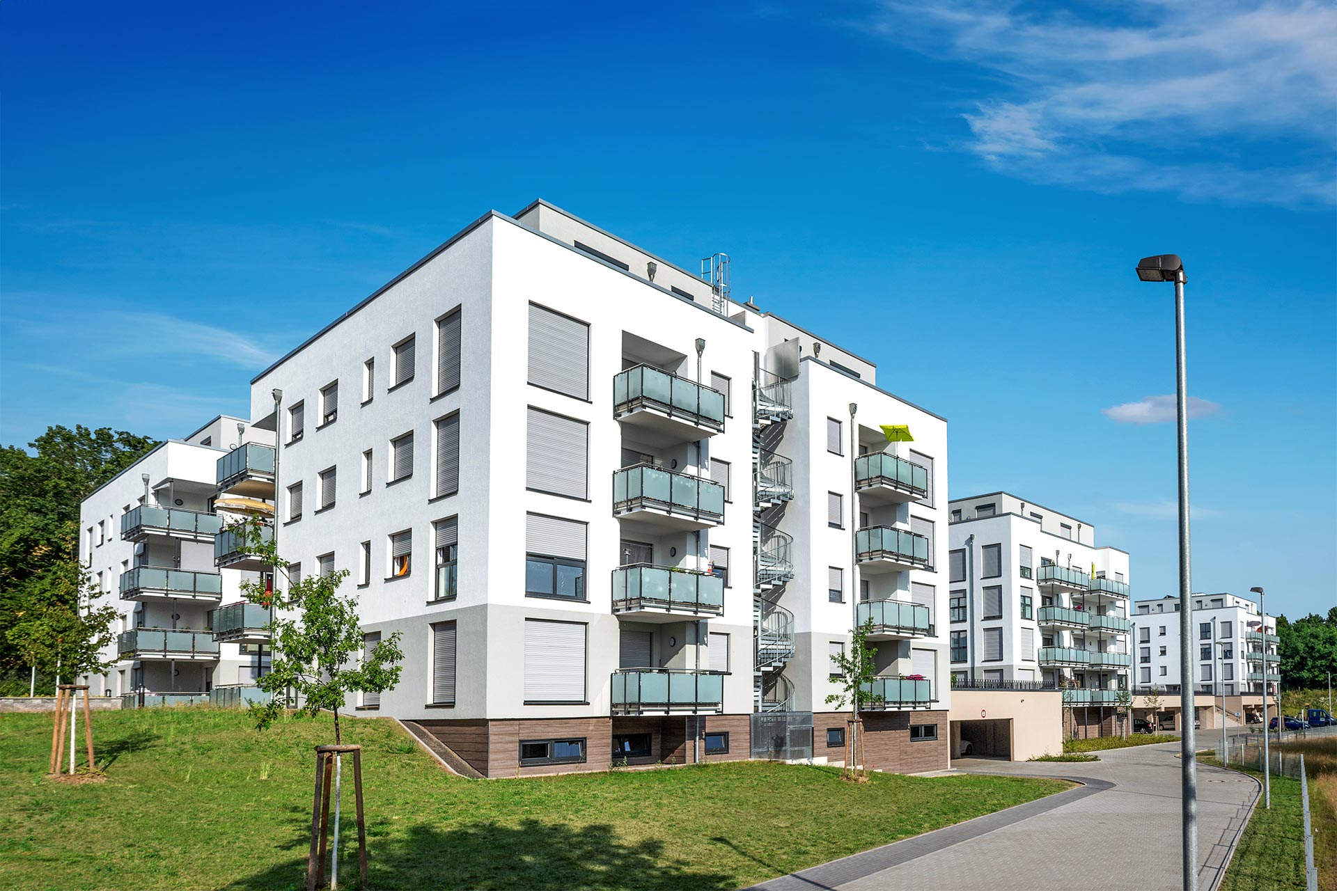 Modernes Wohngebäude mit vielen Wohnungen