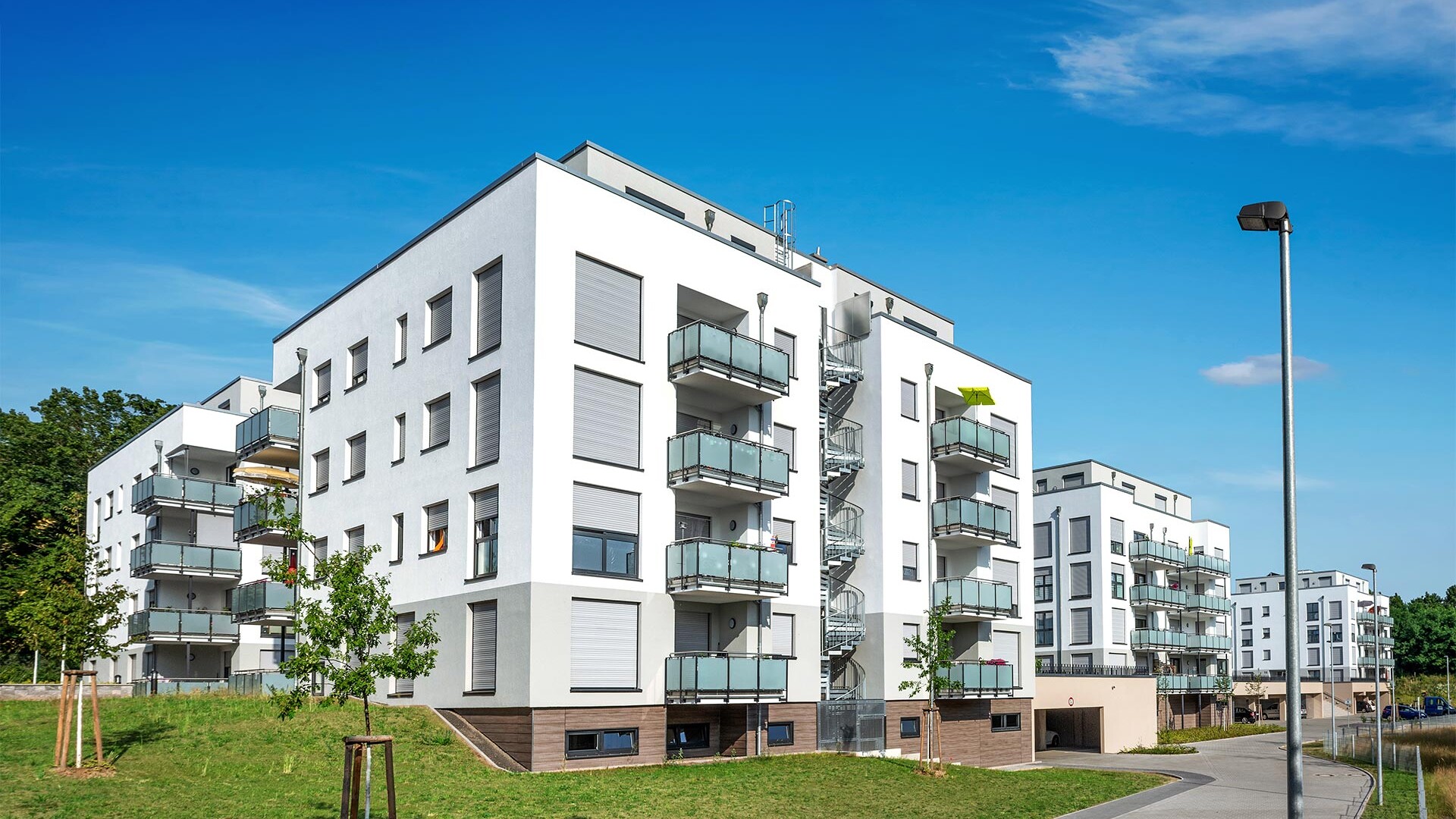 Modernes Wohngebäude mit vielen Wohnungen