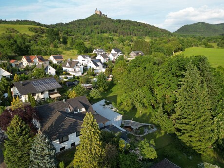 Blick auf ein Wohngebiet inmitten grüner Berge