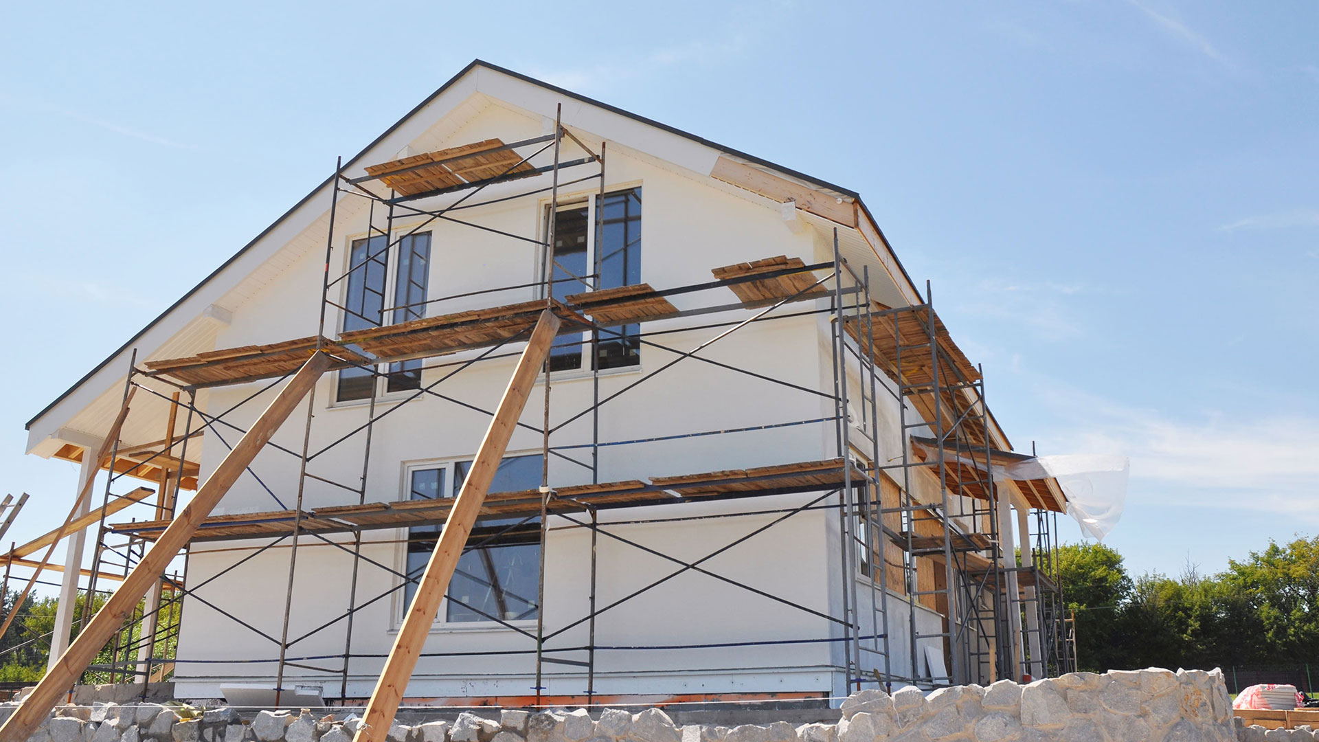 Blick auf ein modernes Haus, das mit einem Gerüst versehen ist