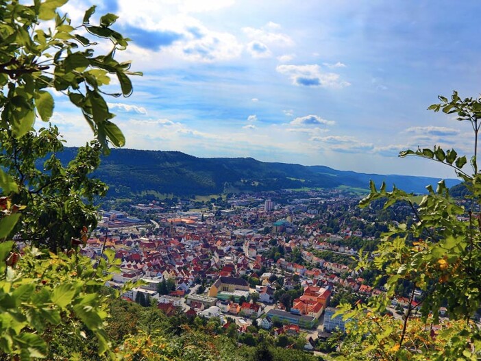 Luftansicht auf den Ort Albstadt als Symbol für die Immobilienpreise im Zollernalbkreis