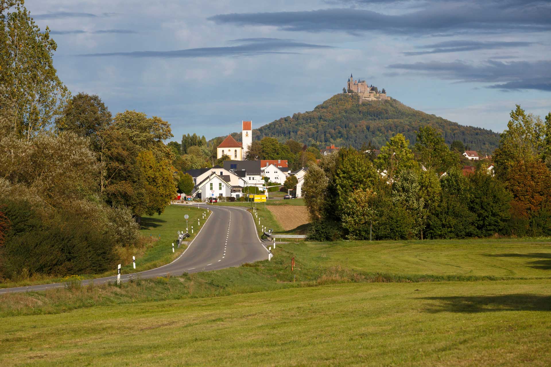 Gemeinde Bisingen-Steinhofen mit Ausblick auf die Burg Hohenzollern
