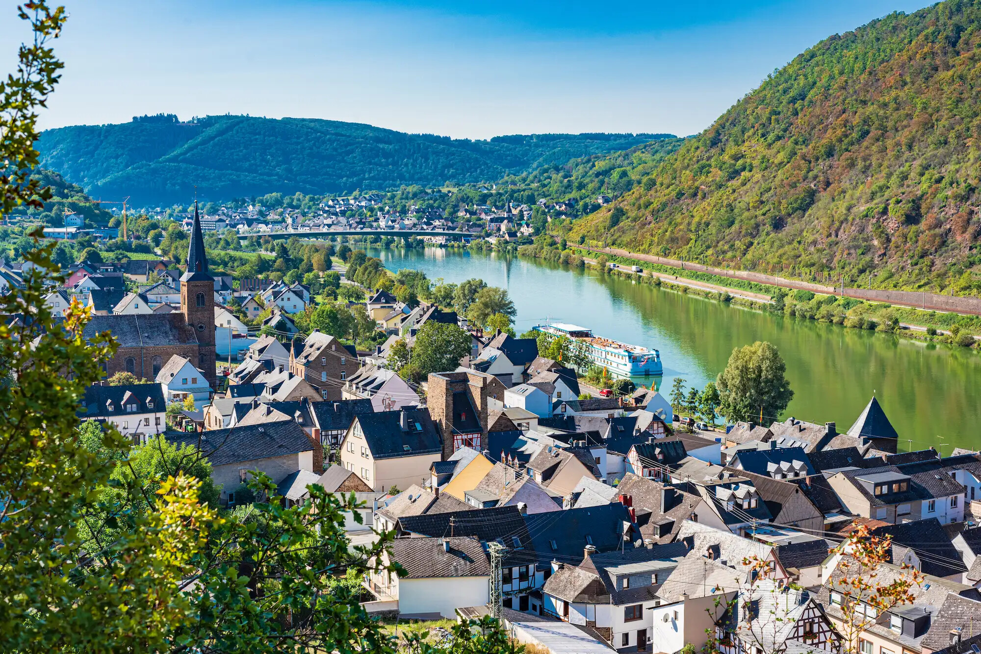 Ortsansicht von Alken an der Mosel mit Weinbergen und Flusslandschaft.