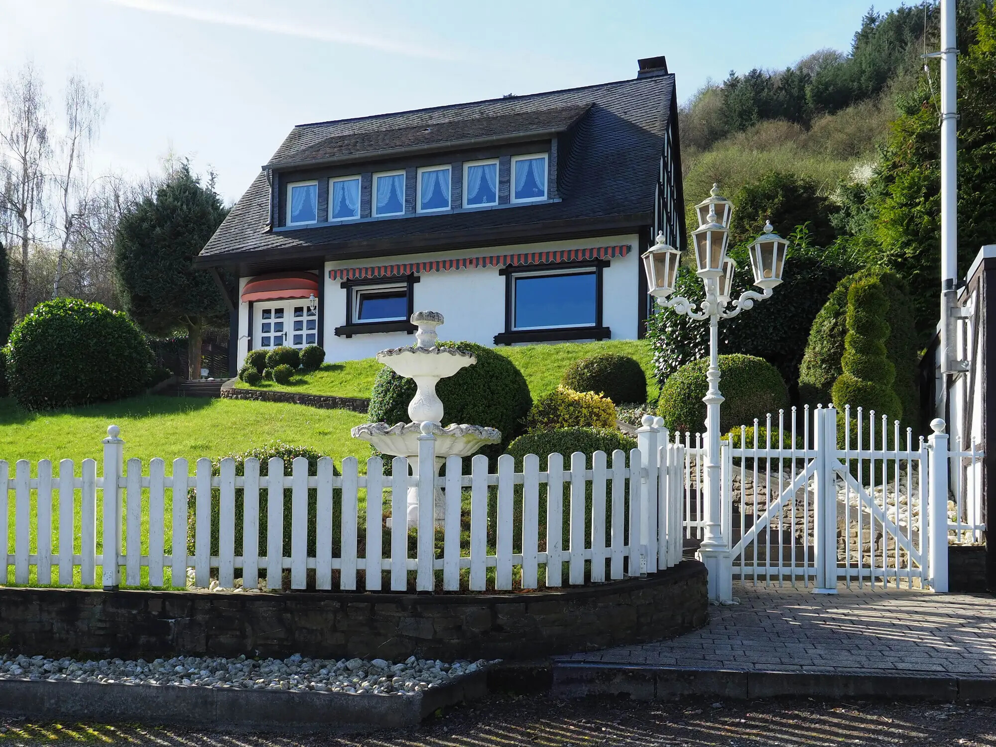 Haus in Boppard mit gepflegtem Garten.