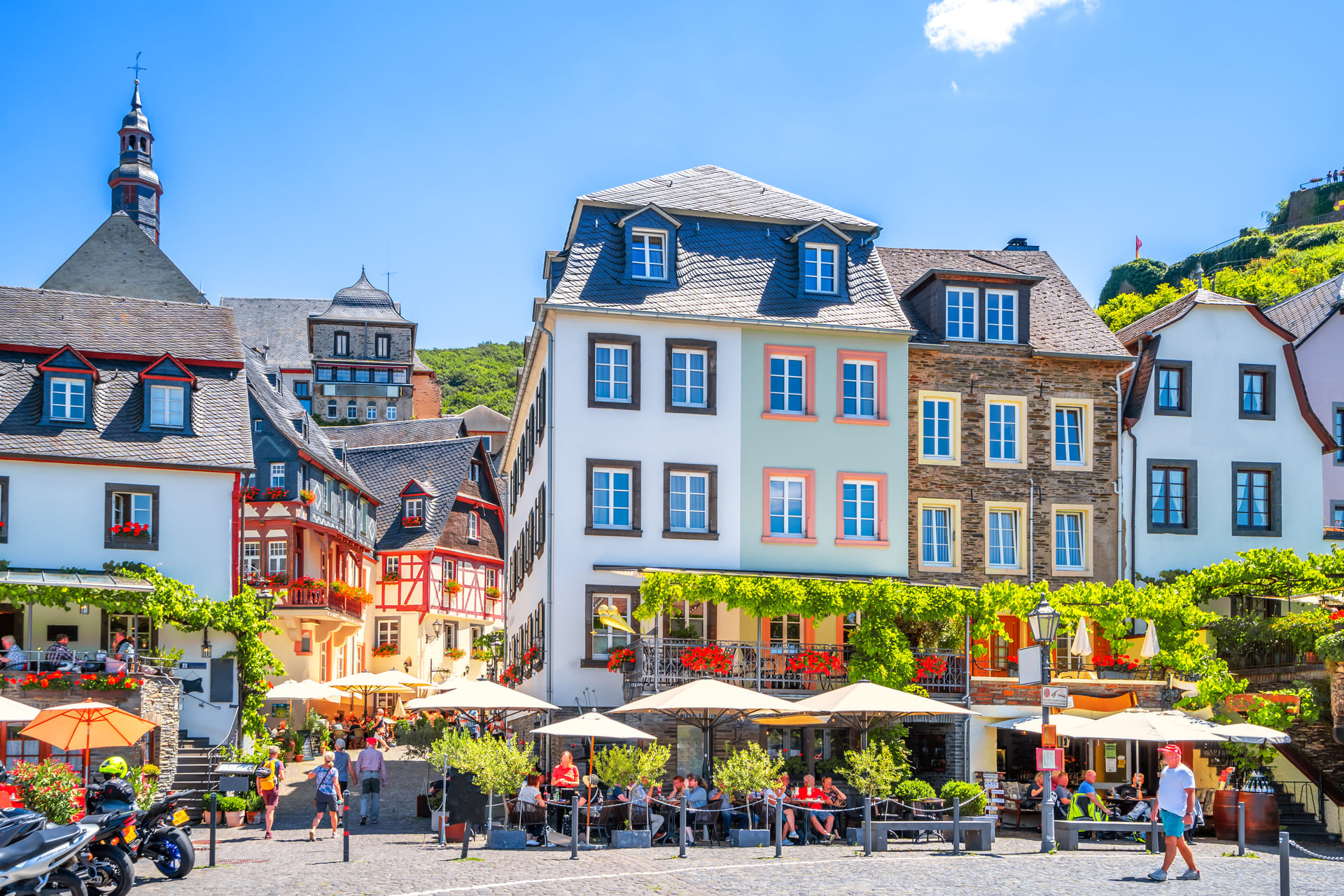 Altstadt im Moseltal mit historischen Fachwerkhäusern und Gassen.