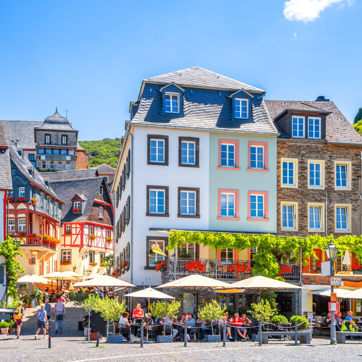 Altstadt im Moseltal mit historischen Fachwerkhäusern und Gassen.