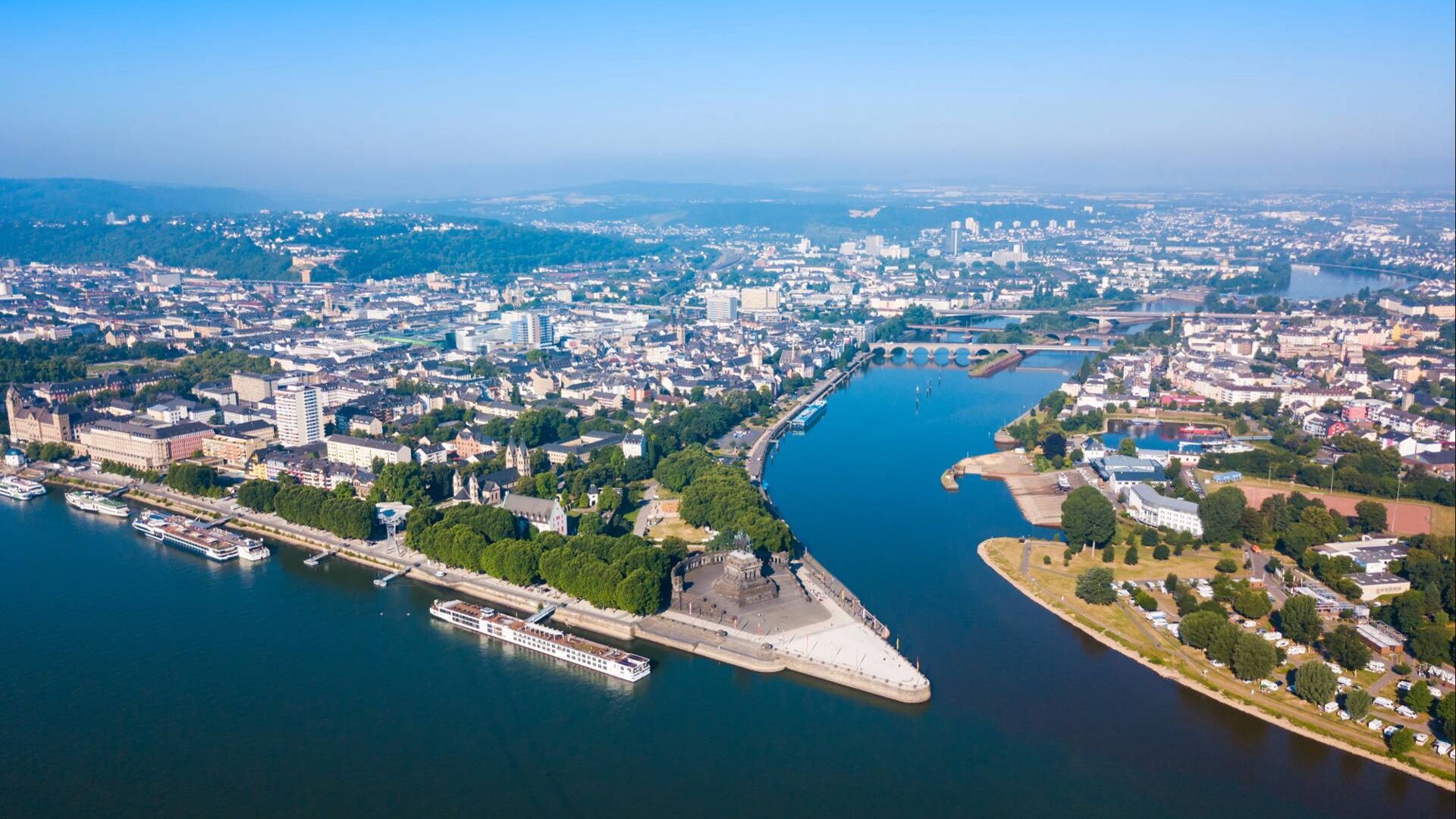 Skyline von Koblenz mit Stadtansicht und umliegender Landschaft.