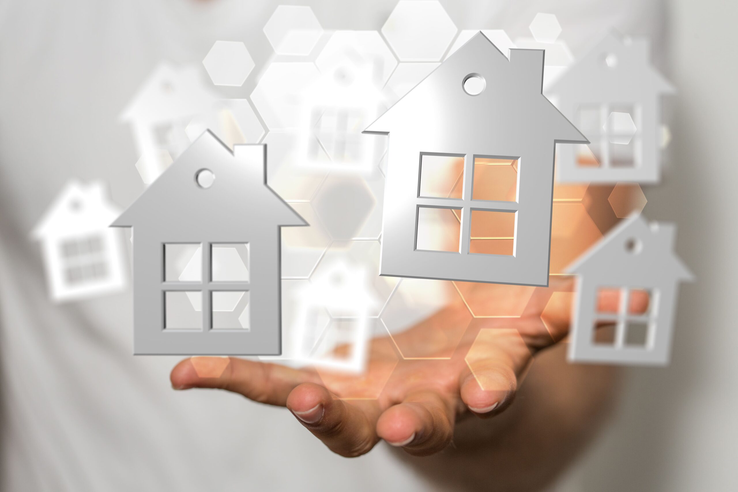 Virtuelle Häuser schweben über Hand