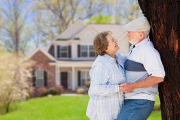 Senioren glücklich an Baum