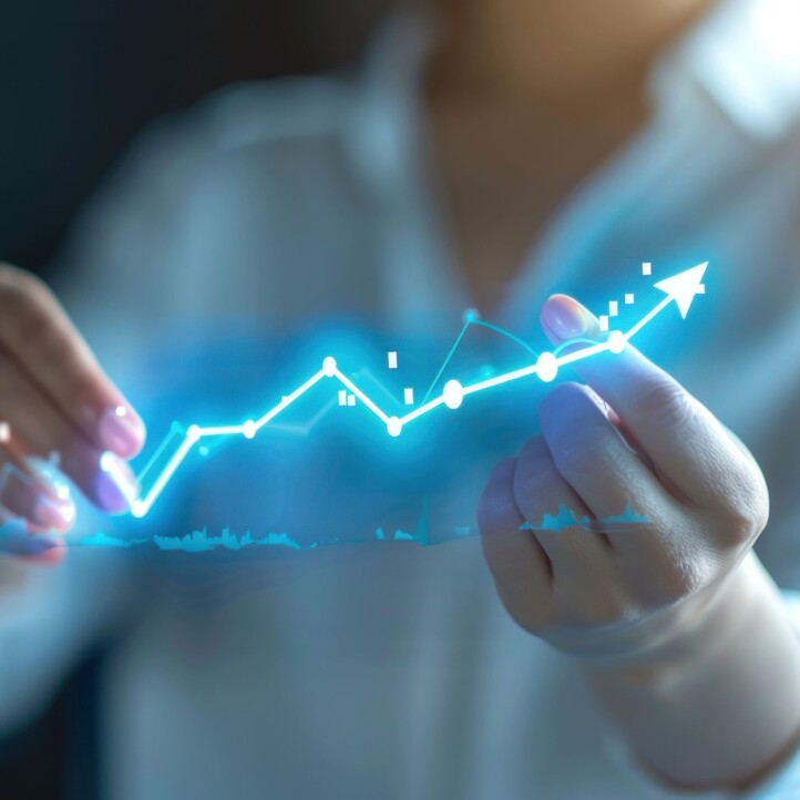 Frau visualisiert einen Graph