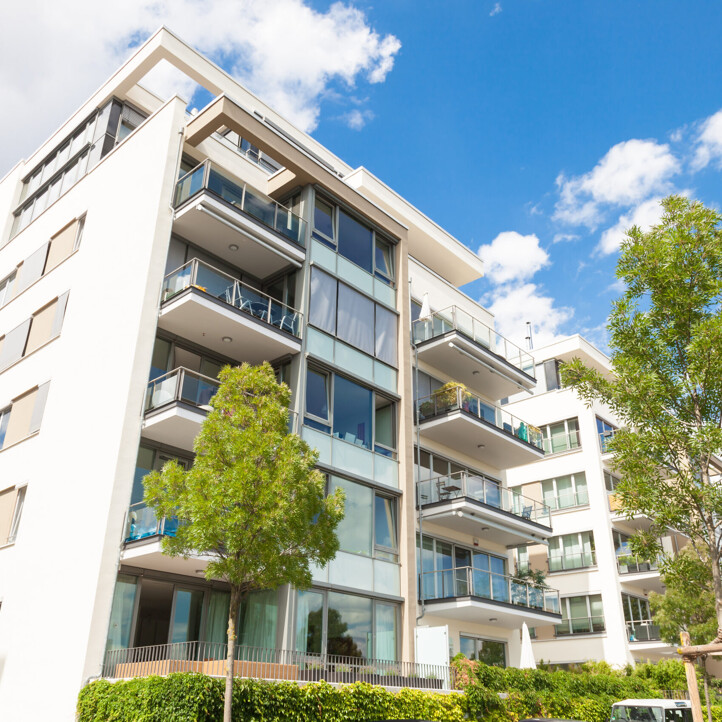 Blick auf ein modernes Mehrfamilienhaus