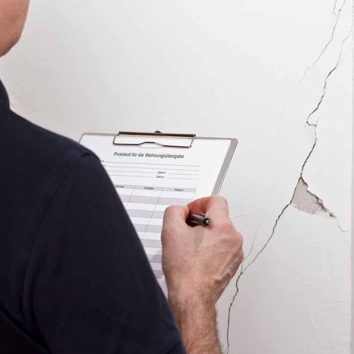 Riss in einer Wand wird geprüft
