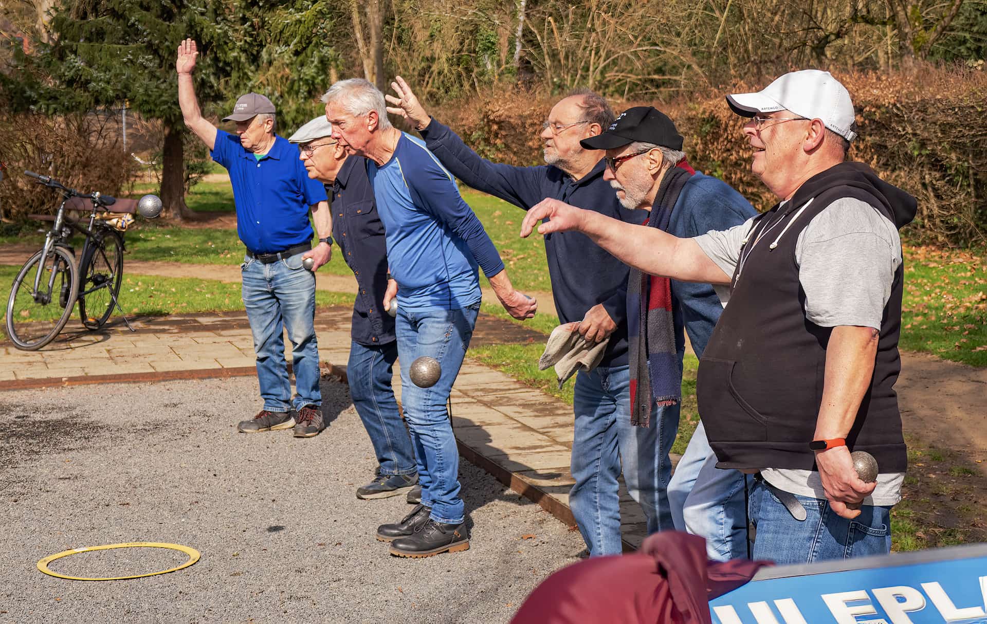 Rentner spielen Boule in Rösrath