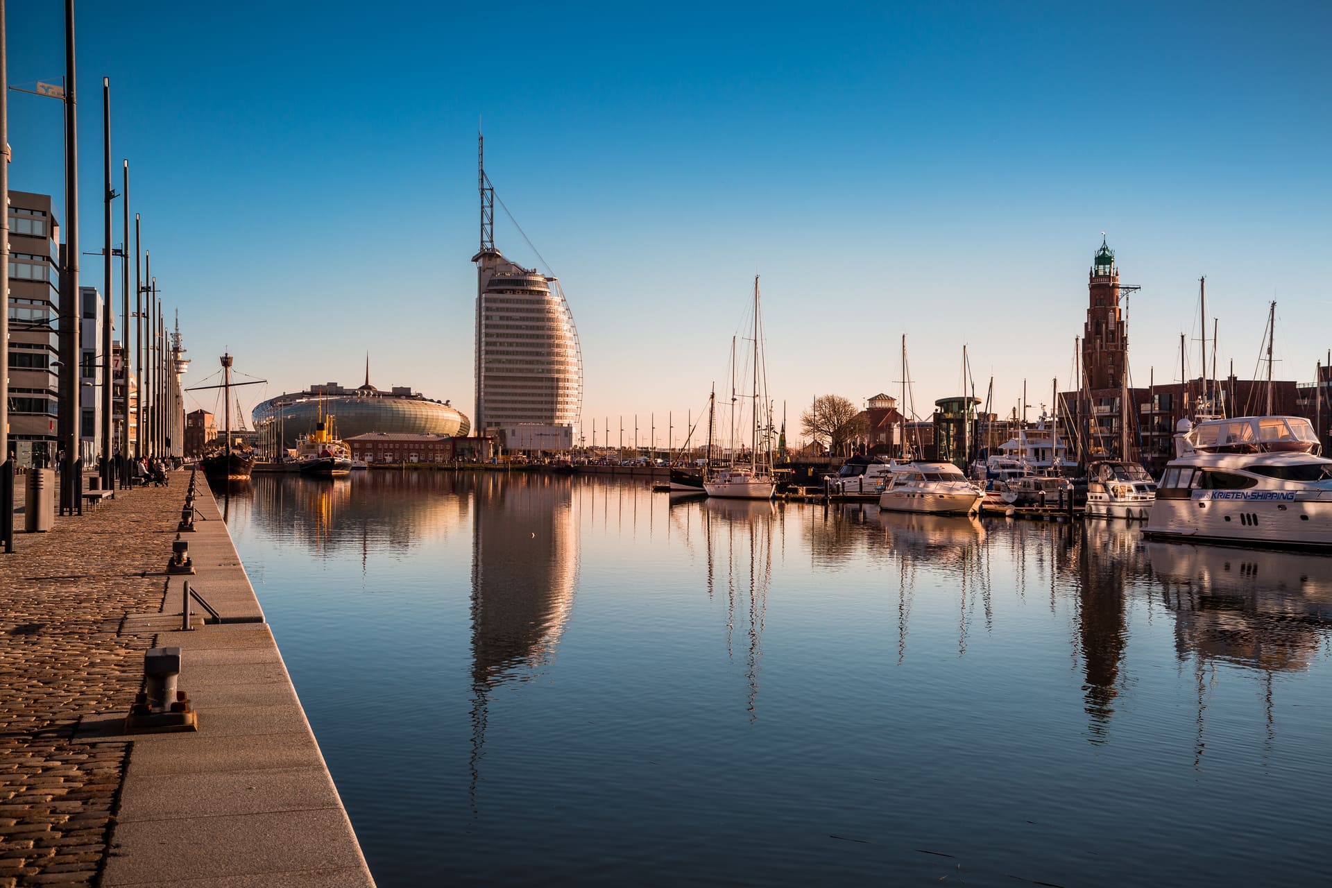Blick auf Bremerhaven am Wasser mit Hafenanlagen.