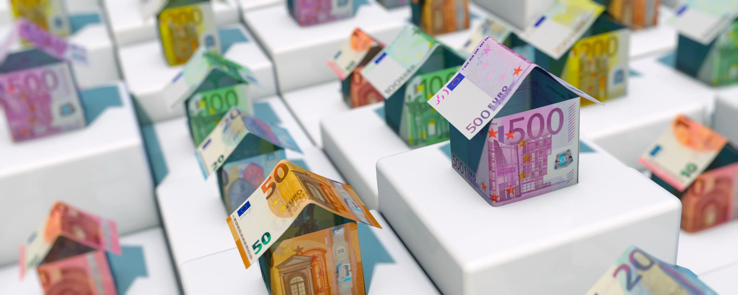 Miniaturhäuser aus Euro-Geldscheinen auf weißem Raster.