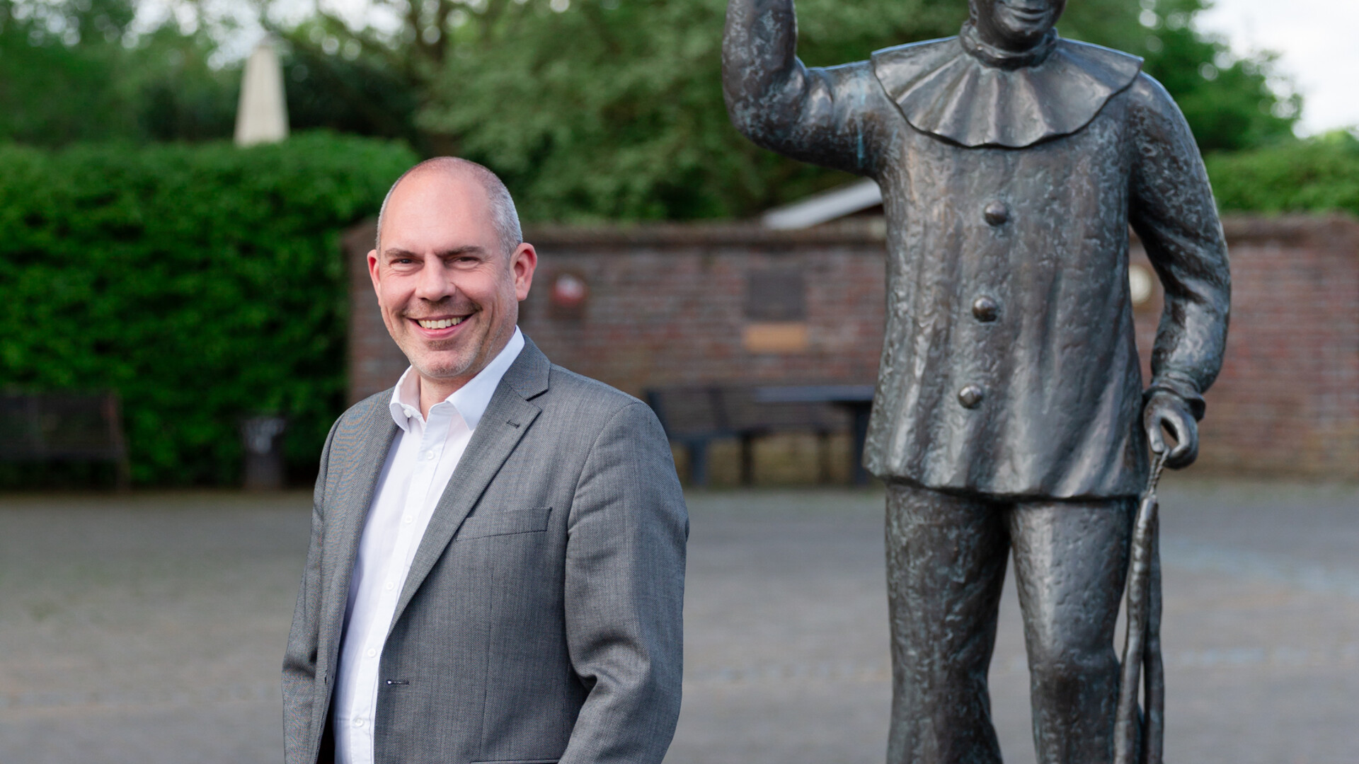Janusch Krahmer vor Statue