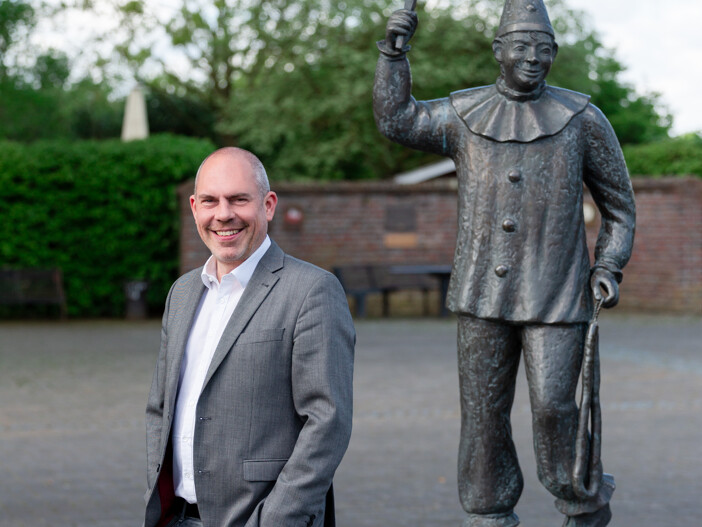 Janusch Krahmer vor Statue