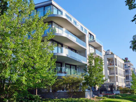 Modernes Mehrfamilienhaus im Grünen