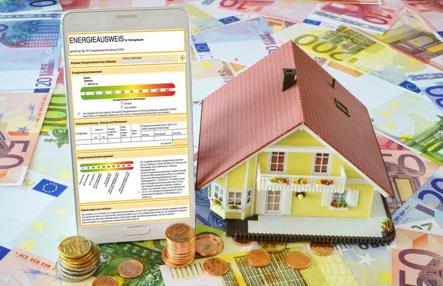Hausmodell mit Energieausweis und Geld