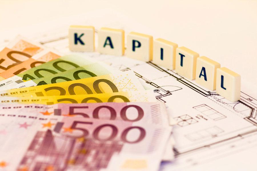 Würfel mit Aufschrift Kapital und Grundriss