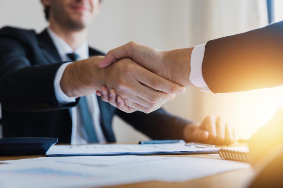 Männer schütteln sich die Hände