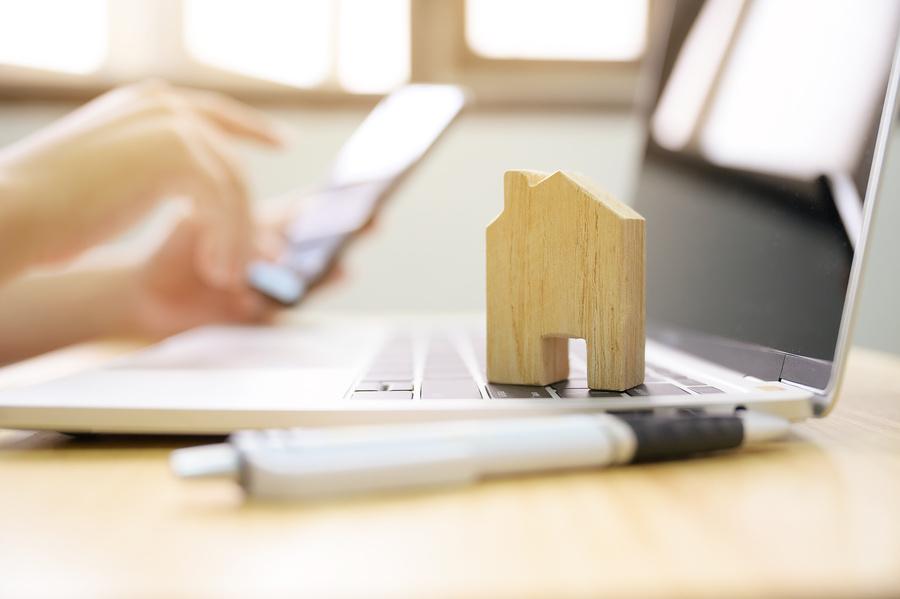 Holzhausmodell auf Notebook