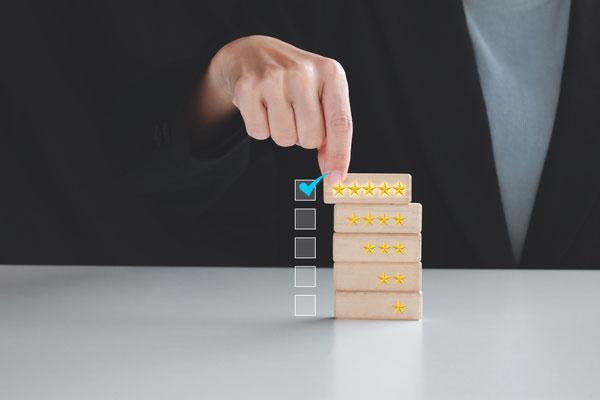 Mann stapelt Holzblöcke mit Sternen