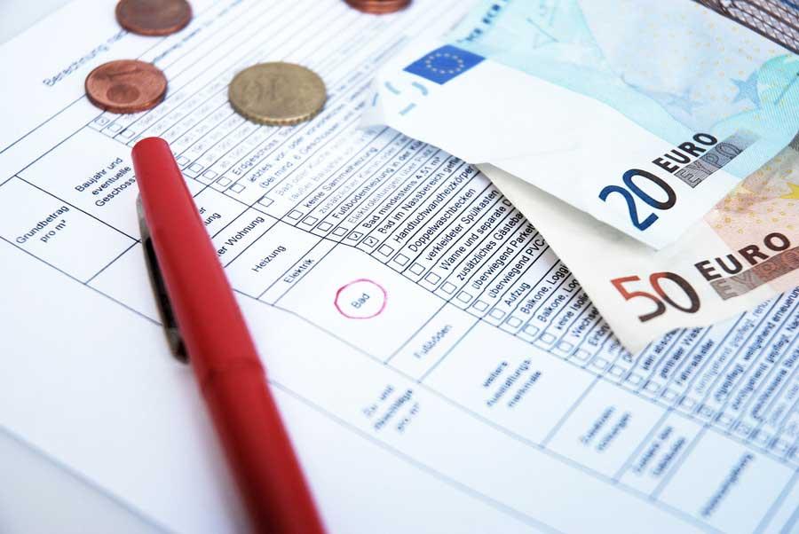Protokoll mit Kugelschreiber und Geldscheinen