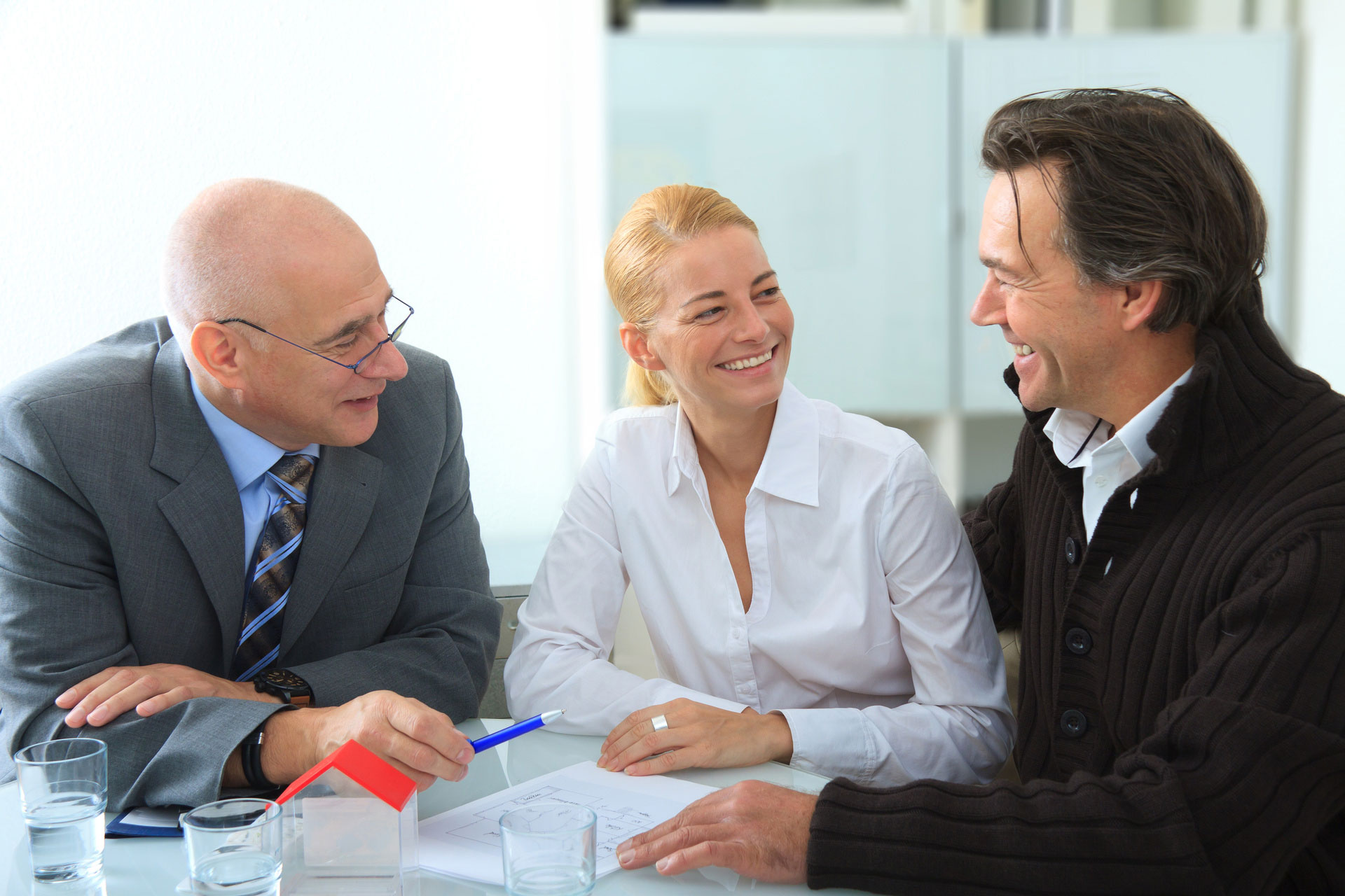 Paar bei der Maklerberatung