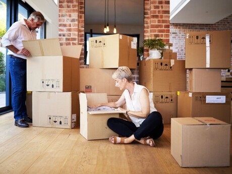 Älteres Ehepaar hat Haus verkauft und zieht nun um