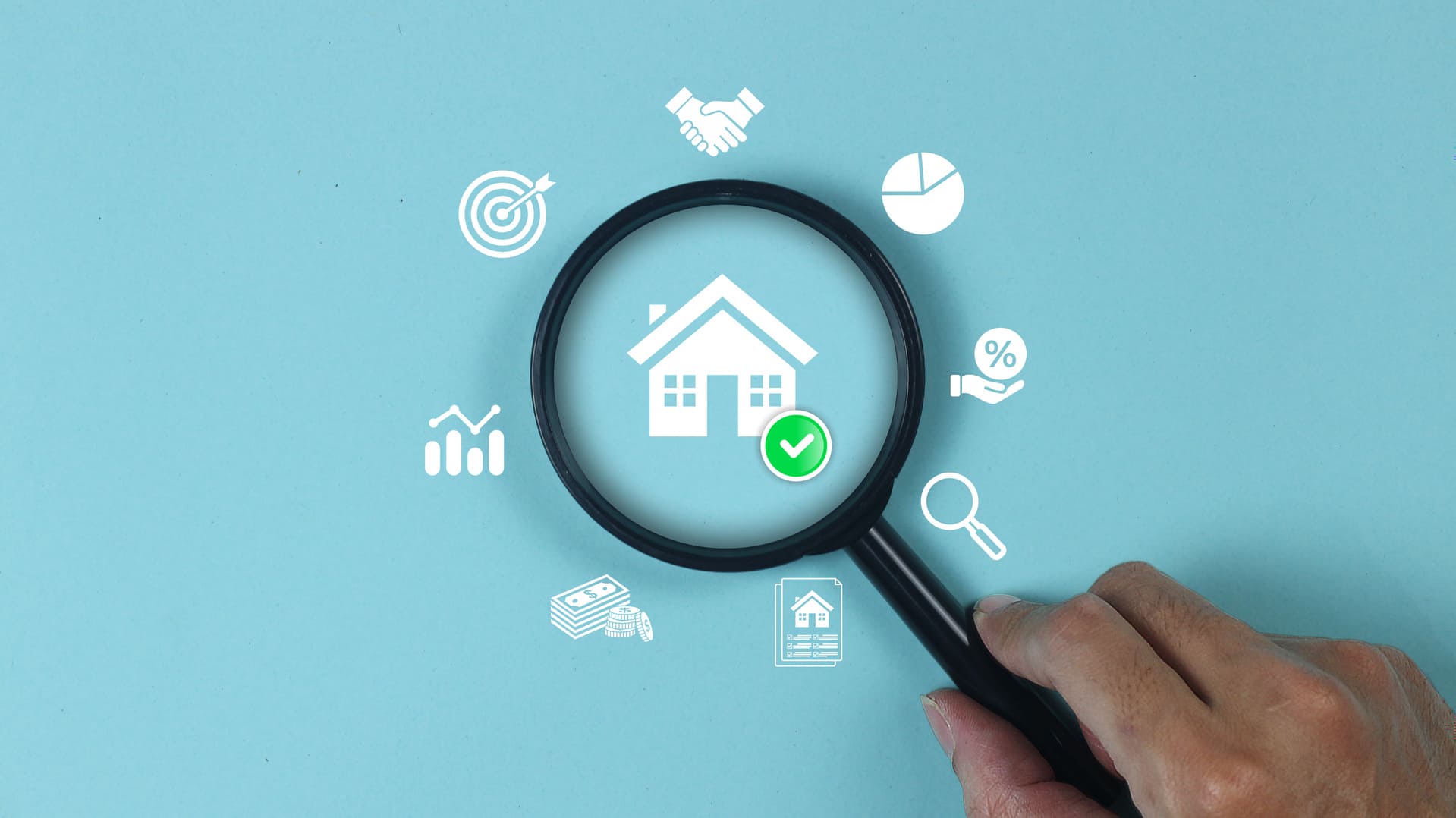 Eine Lupe fokussiert ein Haus-Symbol umgeben von Icons für Immobilienbewertung, Finanzen und Analyse.