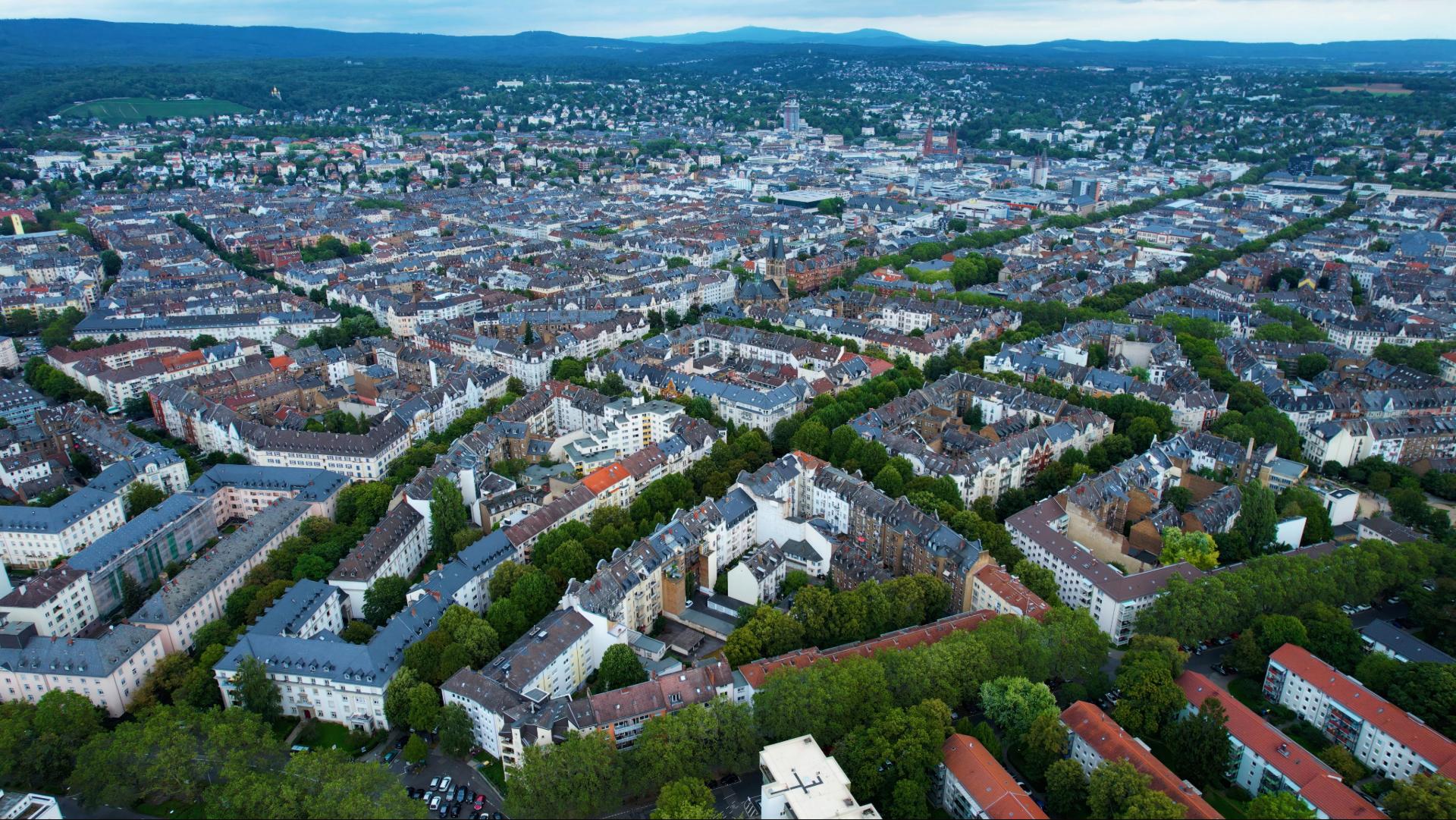 Luftaufnahme der historischen Altbauten und Blockrandbebauung im Rheingauviertel Wiesbaden.