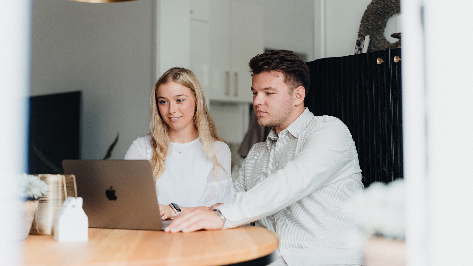 Maklerteam arbeitet am Laptop